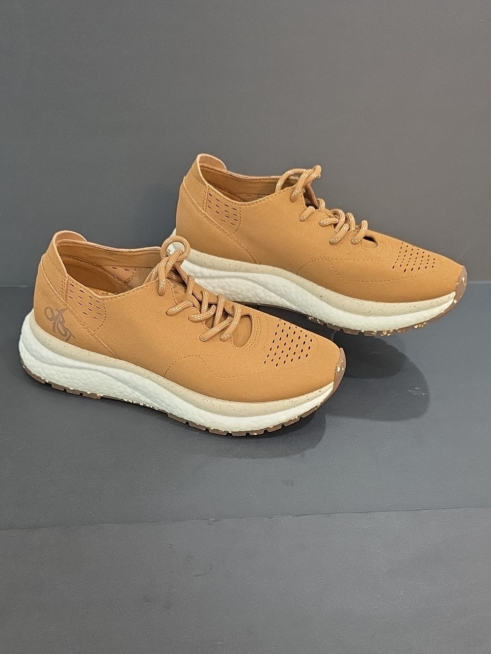 OTBT Free Womens Perforated Lace-Up Sneakers in Camel Size 6